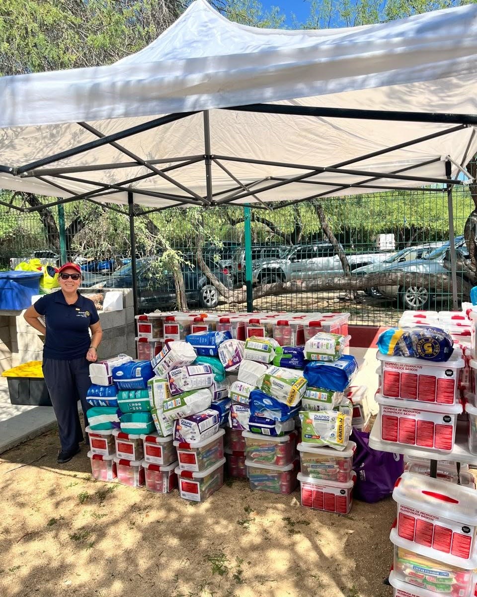 Rotarios y comunidad en proyecto de servicio