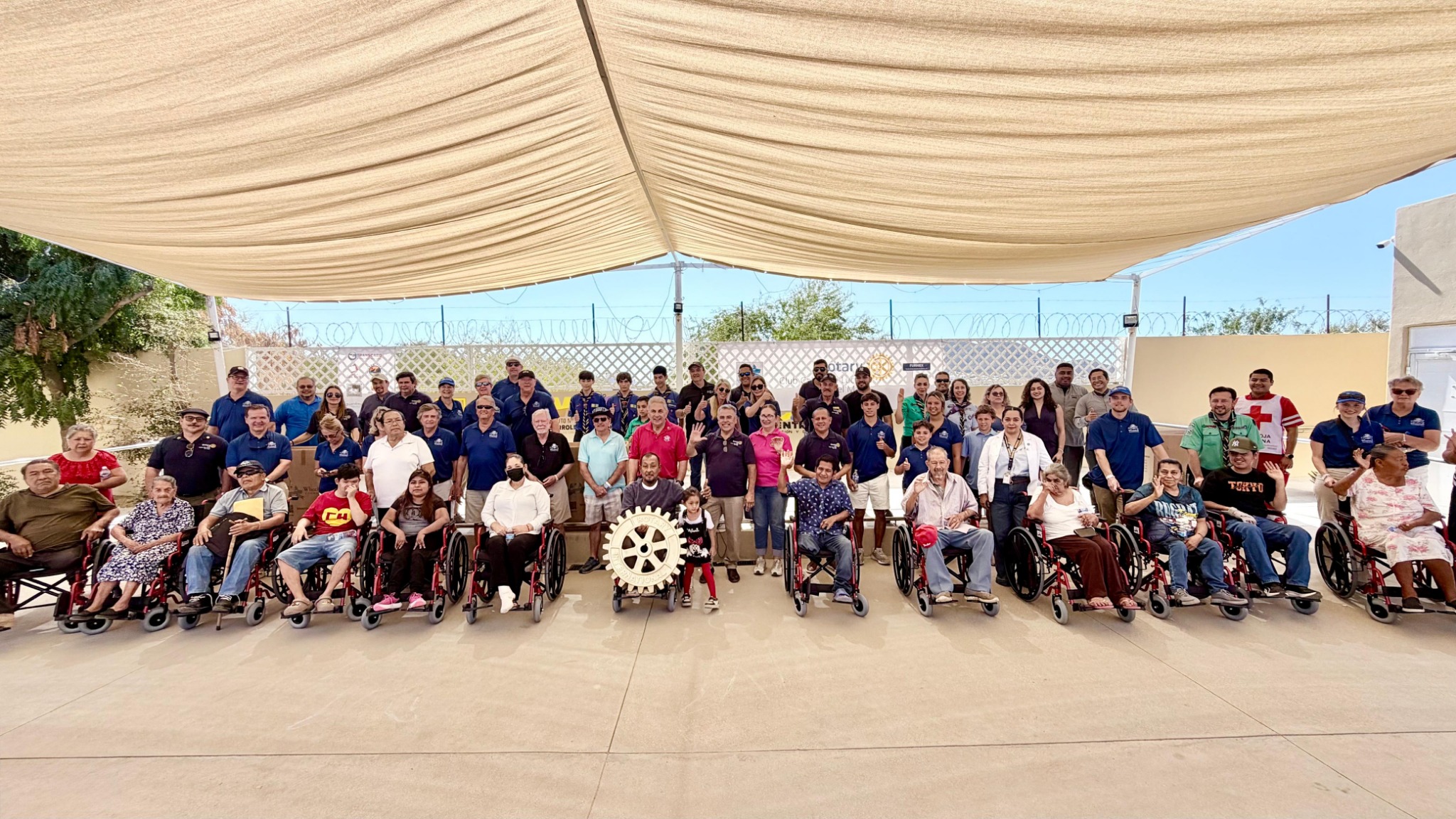 Socios y beneficiarios de Rotary Club Cabo San Lucas del Mar en actividad de servicio